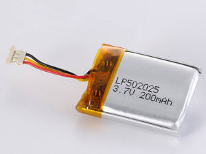 LP502025 200MAH पर्यावरण के अनुकूल लिथियम पॉलिमर बैटरी 12 महीने 3.7V वोल्टेज और 150-200 Wh/kg ऊर्जा घनत्व