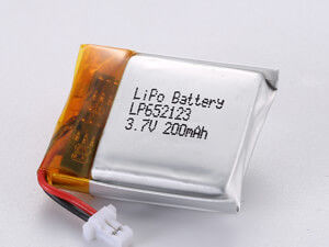 LP652123 3.7V 200MAH व्यावसायिक प्रकार की चांदी लिथियम पॉलिमर बैटरी सुरक्षा सुविधाओं के साथ अधिभार संरक्षण और रंग