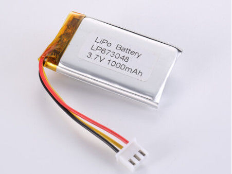 LP673048 3.7V 1000MAH लिथियम आयन बैटरी निर्माता 3.7V 1C पीक डिस्चार्ज दर इलेक्ट्रॉनिक उपकरणों के लिए सिल्वर लिथियम पॉलीमर बैटरी